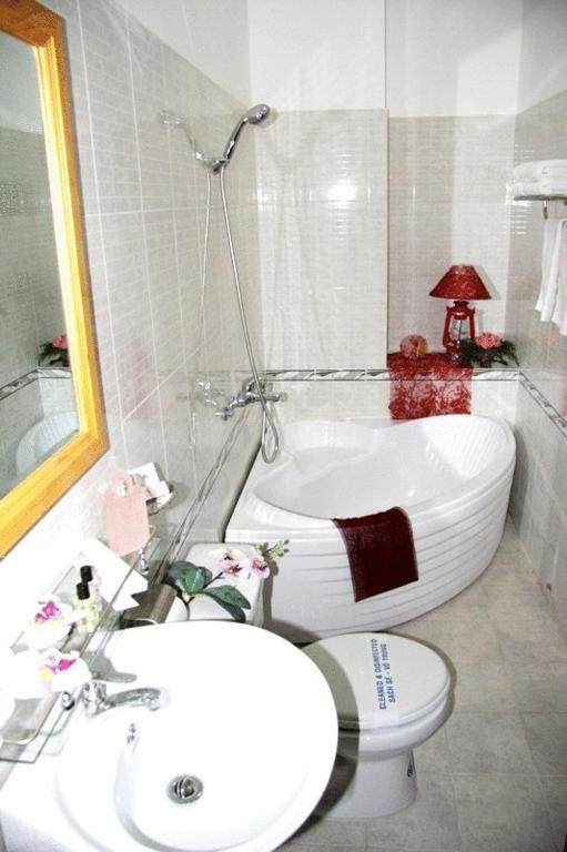Ava Saigon 2 2*